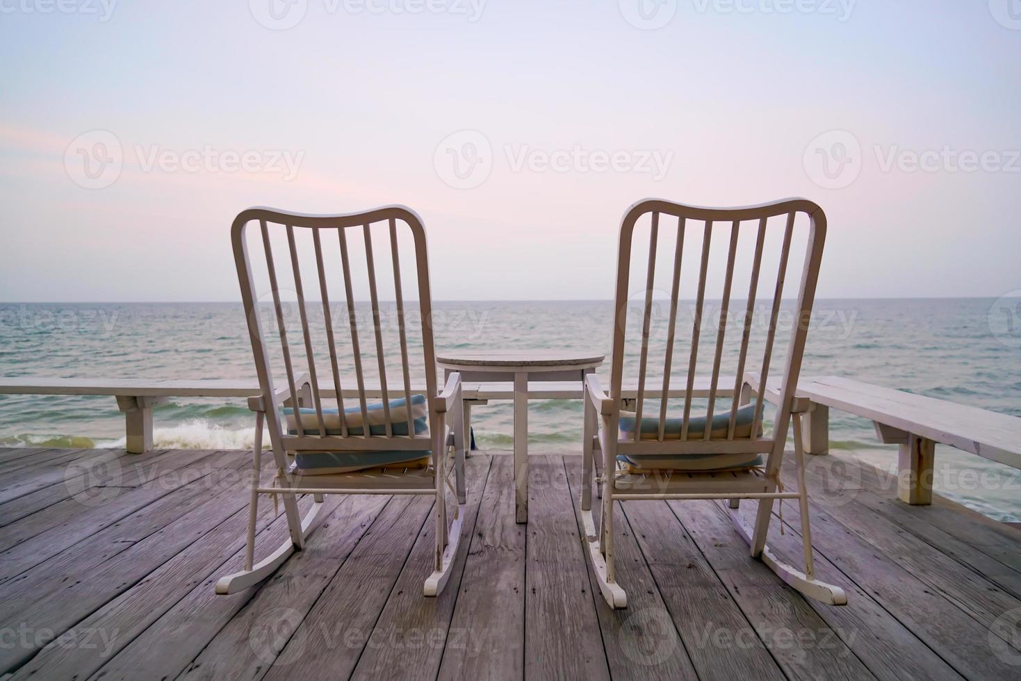 leeg stoel Aan balkon met zee achtergrond foto