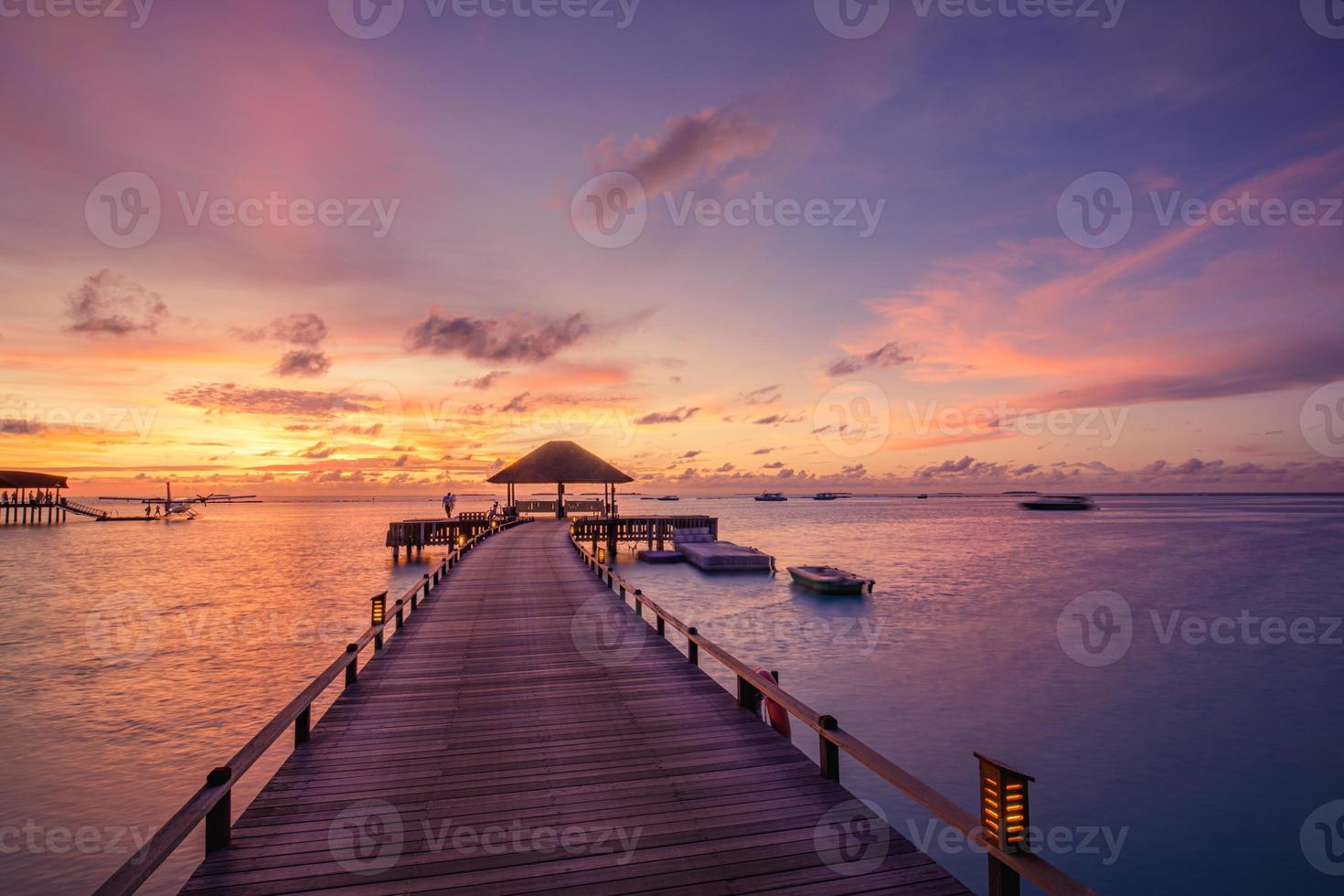 mooi Maldiven paradijs zonsondergang. tropisch antenne landschap, zeegezicht, water villa's verbazingwekkend zee lucht, lagune strand, tropisch natuur. exotisch toerisme bestemming, zomer antenne vakantie, dar visie. foto