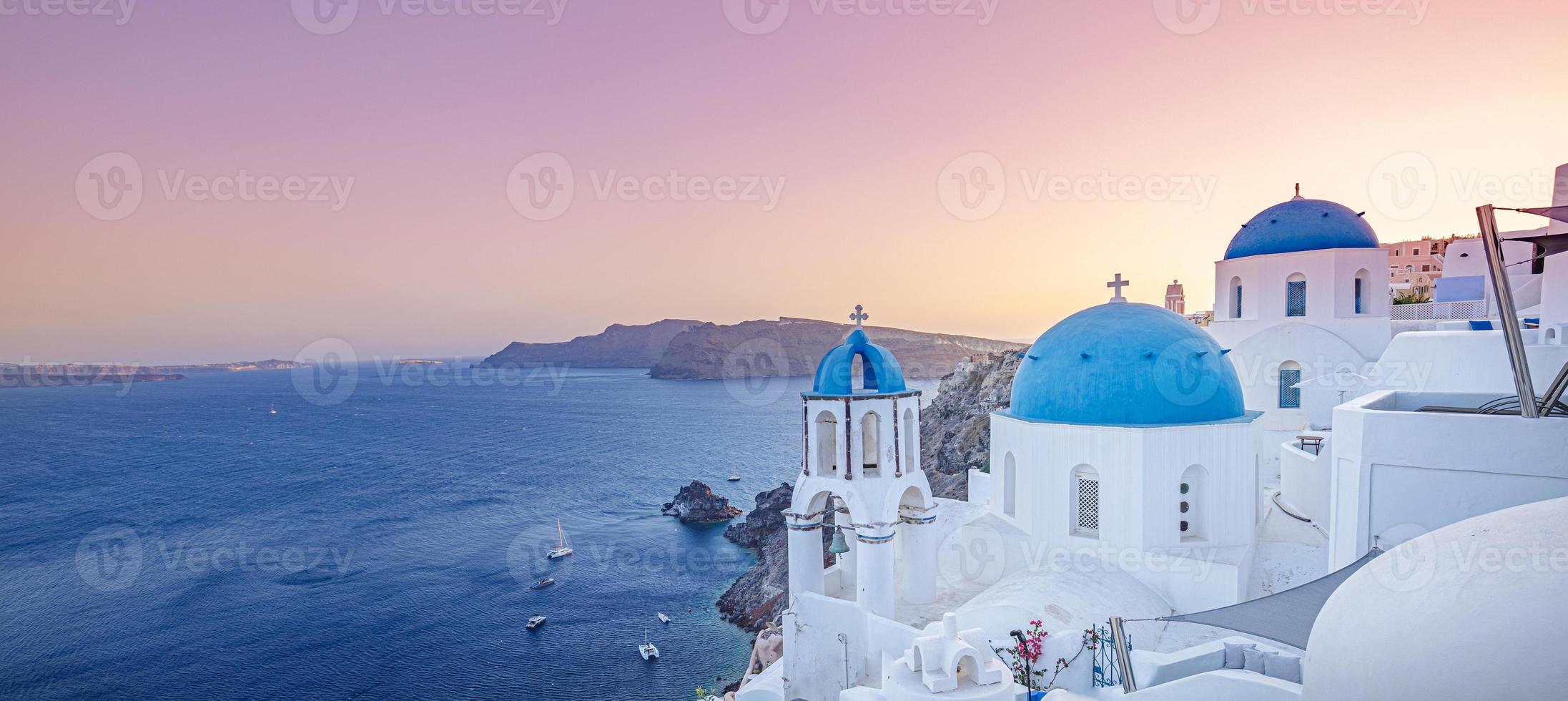 fantastisch middellandse Zee Santorini eiland, Griekenland. verbazingwekkend romantisch zonsopkomst in oia achtergrond, ochtend- licht. verbazingwekkend zonsondergang visie met wit huizen blauw koepels. panoramisch reizen landschap. geliefden eiland foto