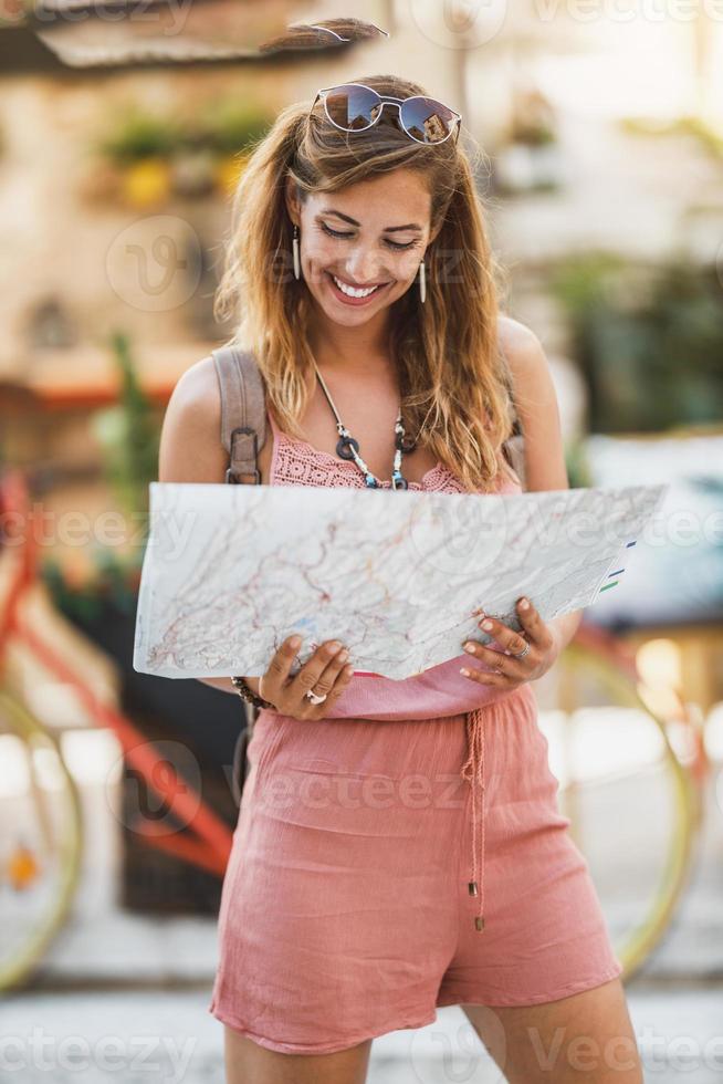 vrouw op reis met een kaart en verkennen een buitenlands stad foto