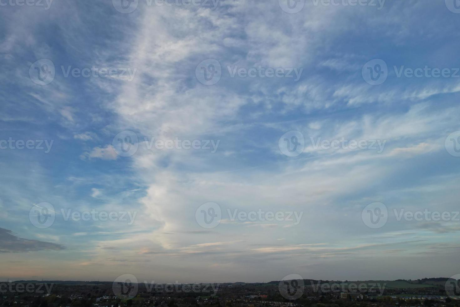 meest mooi wolken in beweging over- de Brits stad van Engeland foto