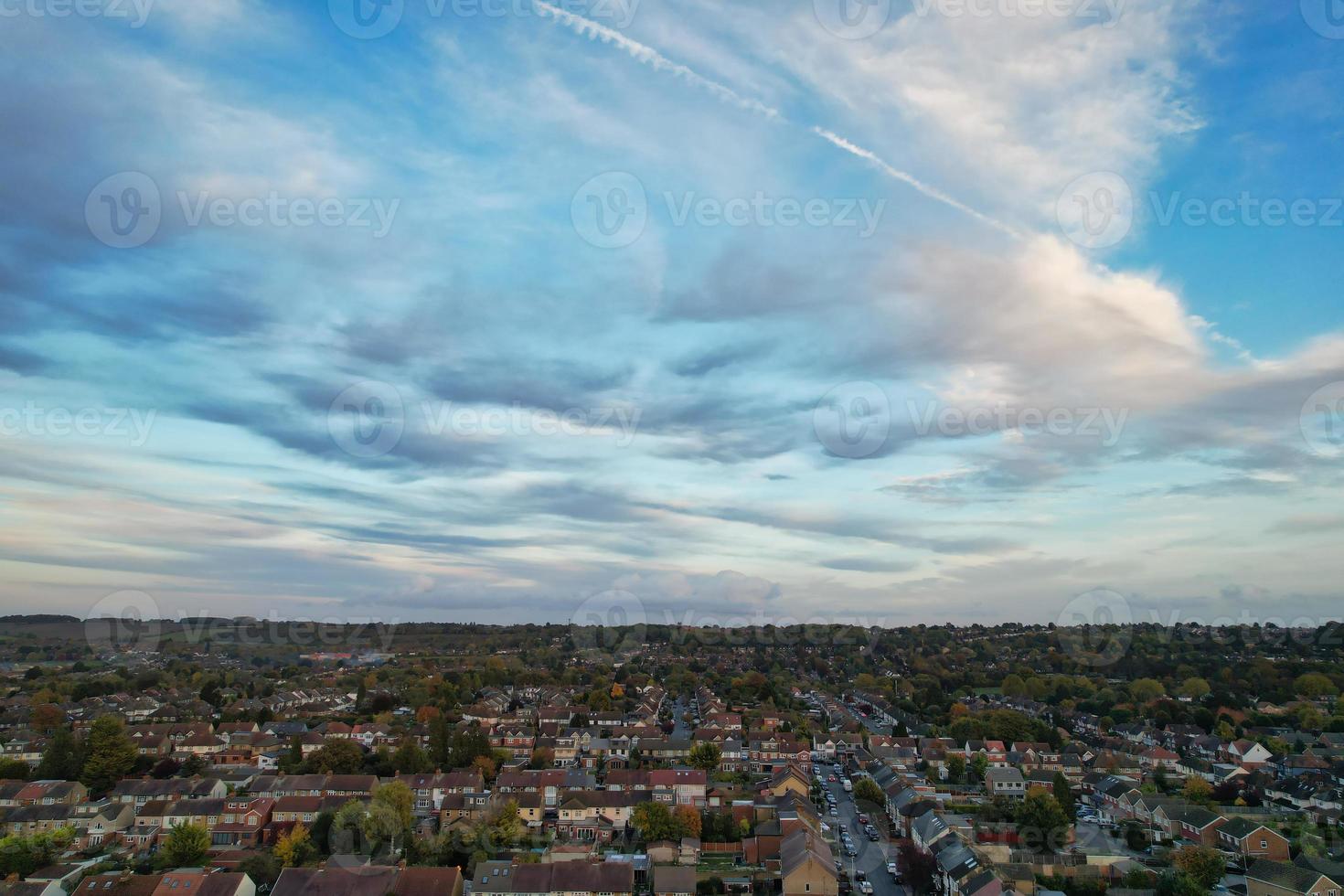 het beste antenne visie van luton stad van Engeland na zonsondergang foto