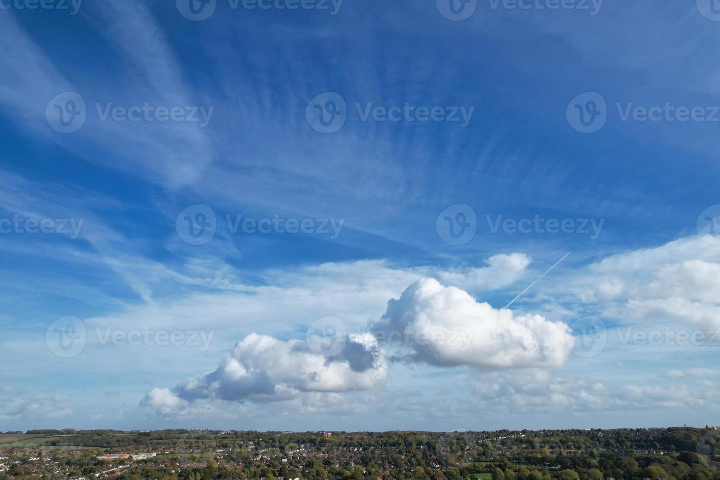 het beste hoog hoek visie van dramatisch wolken over- lucht foto