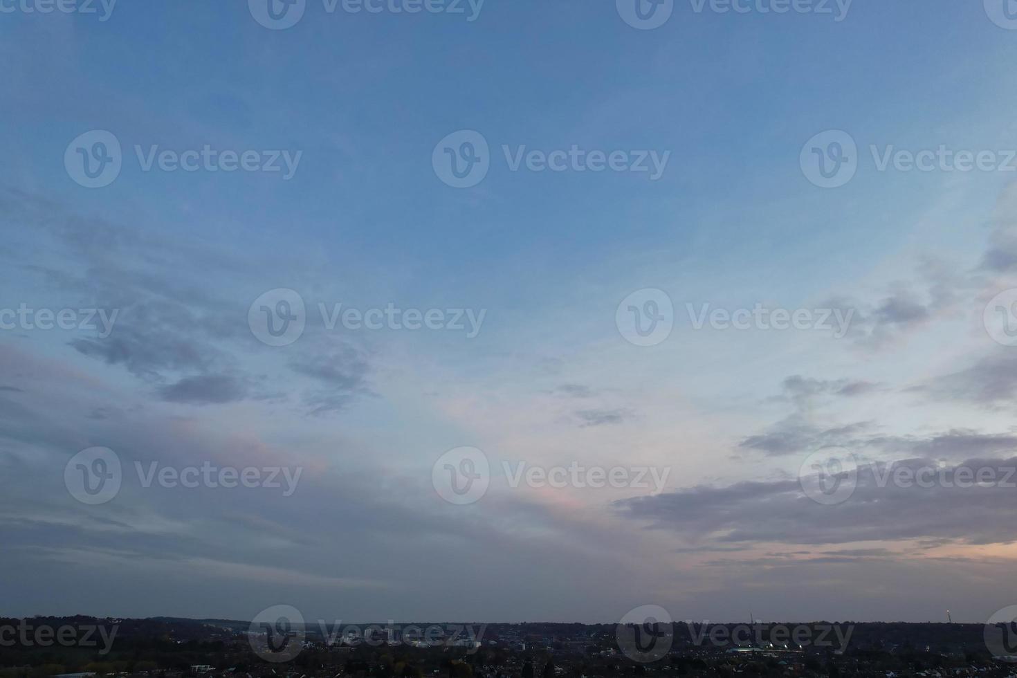 meest mooi wolken in beweging over- de Brits stad van Engeland foto