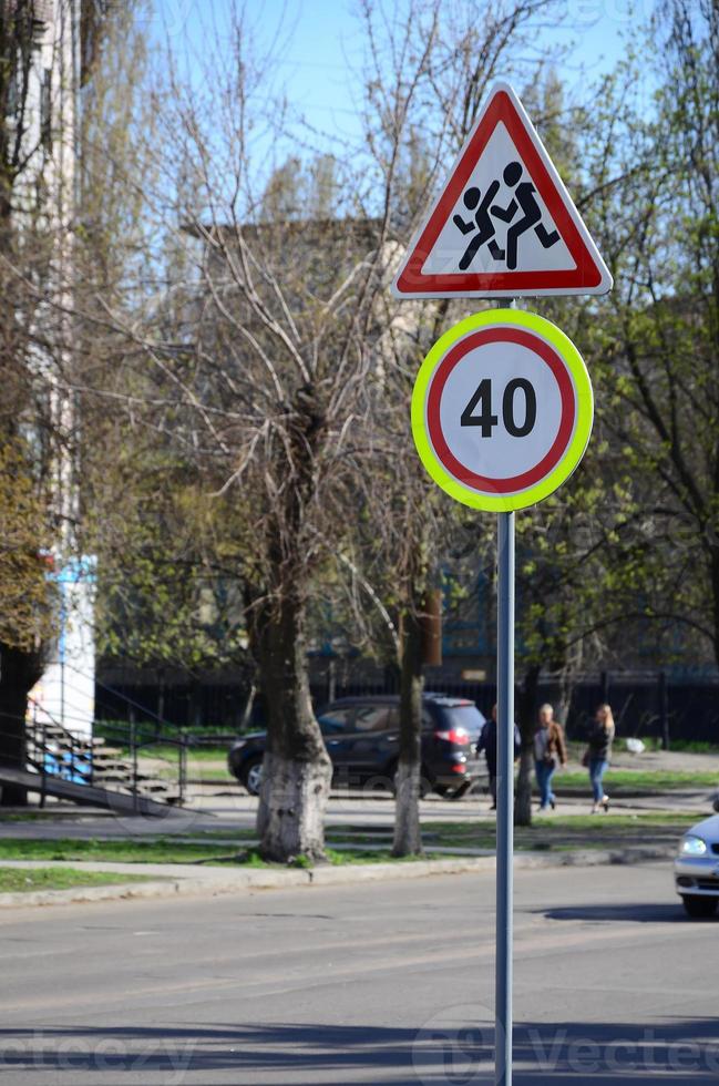 weg teken met de aantal 40 en de beeld van de kinderen wie rennen aan de overkant de weg foto