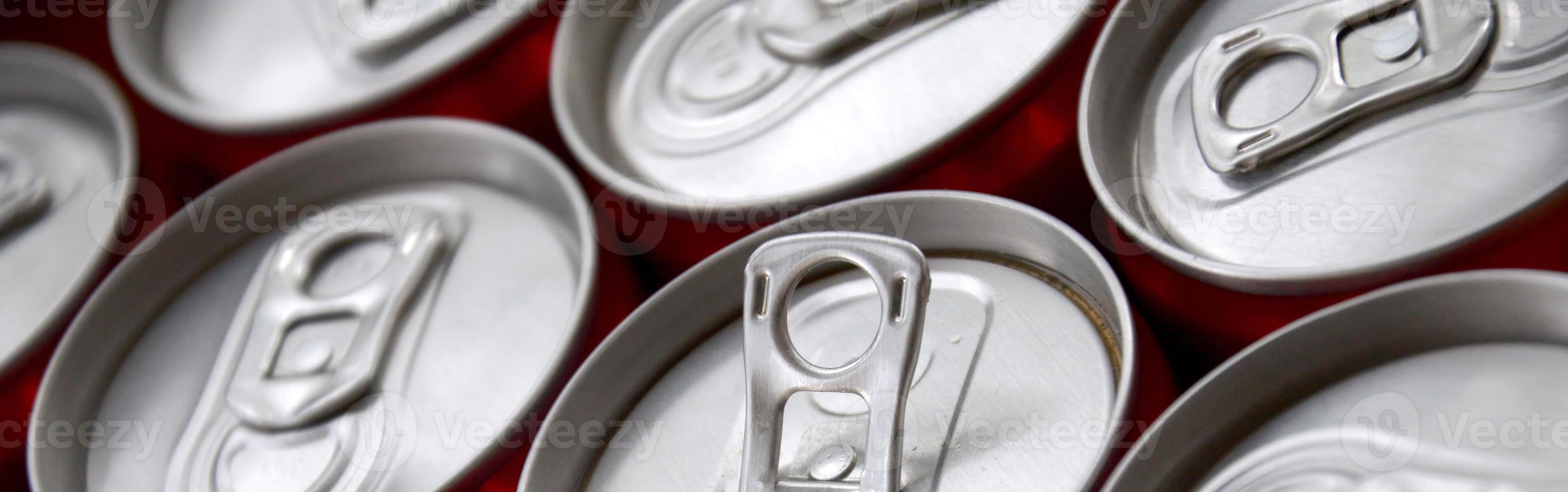 veel aluminium Frisdrank drinken blikjes. reclame voor Frisdrank drankjes of blik blikjes massa fabricage foto