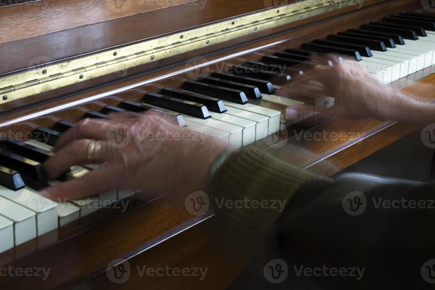 handen op piano foto