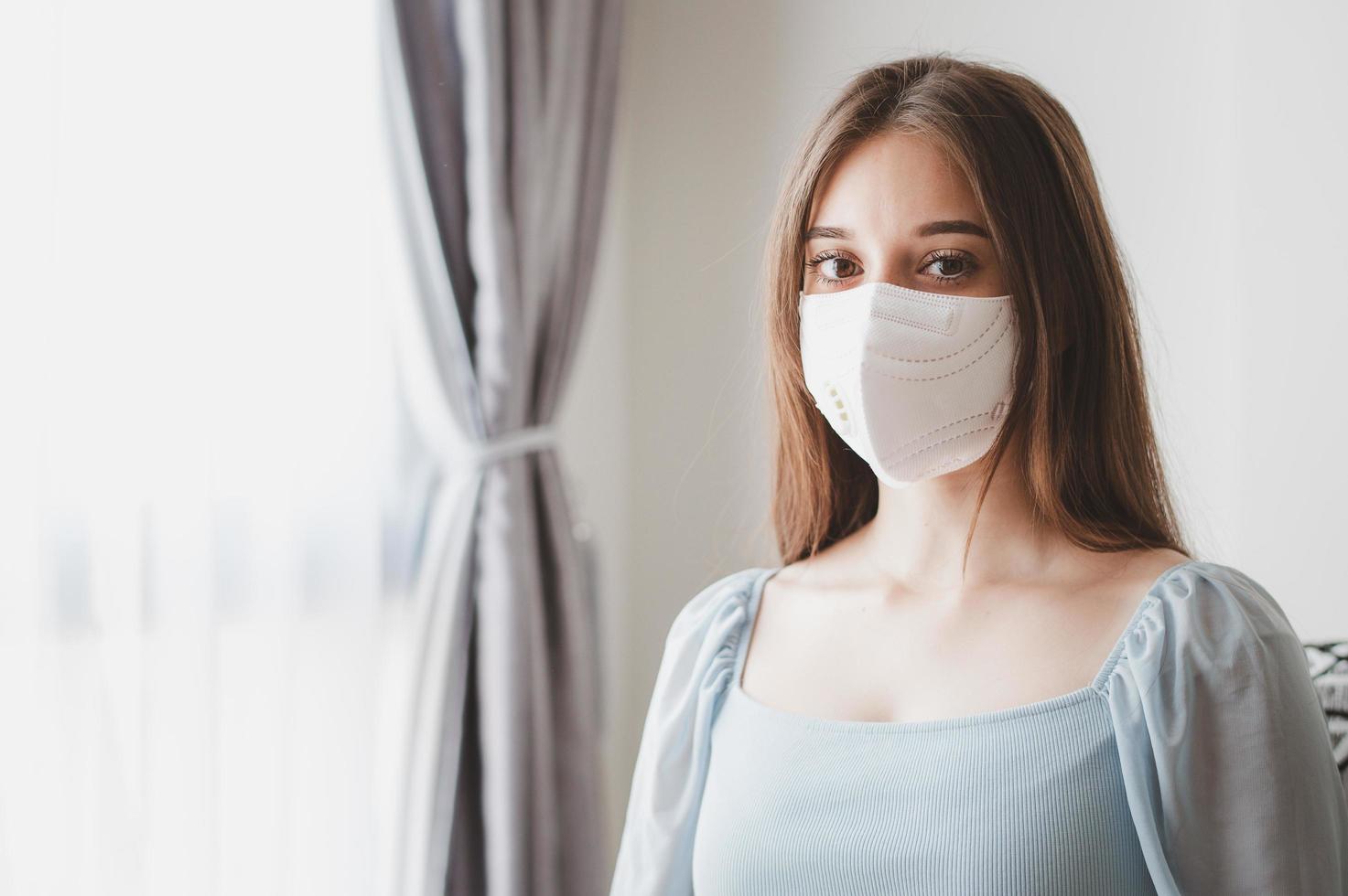 vrouw met gezichtsmasker foto