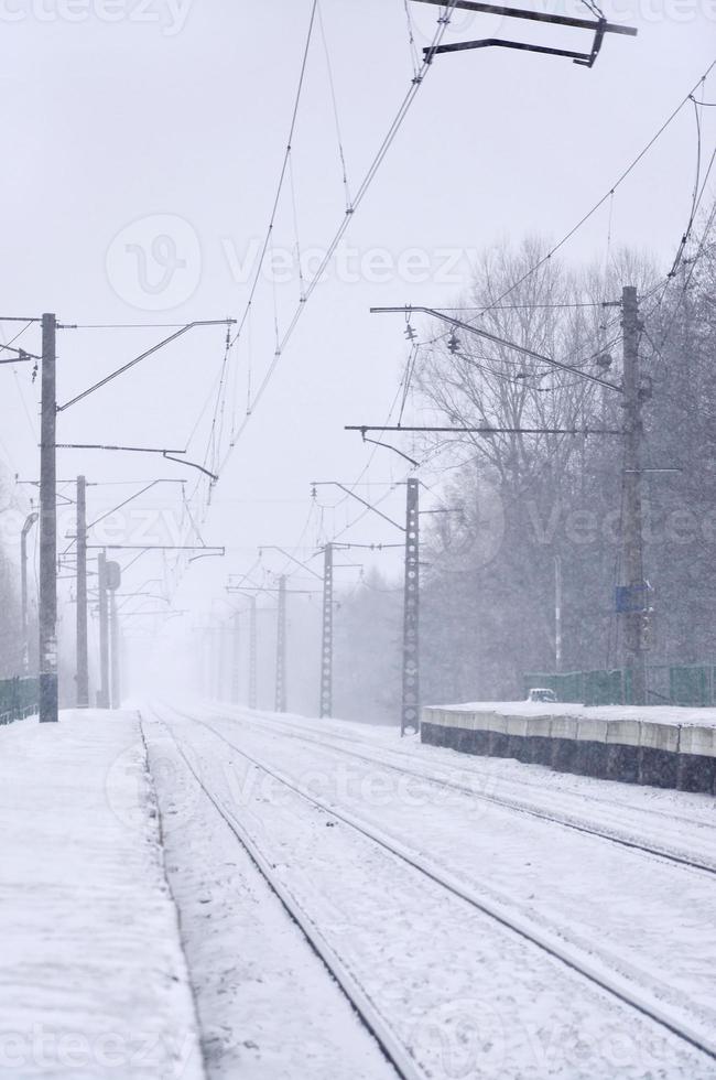 spoorweg station in de winter sneeuwstorm foto