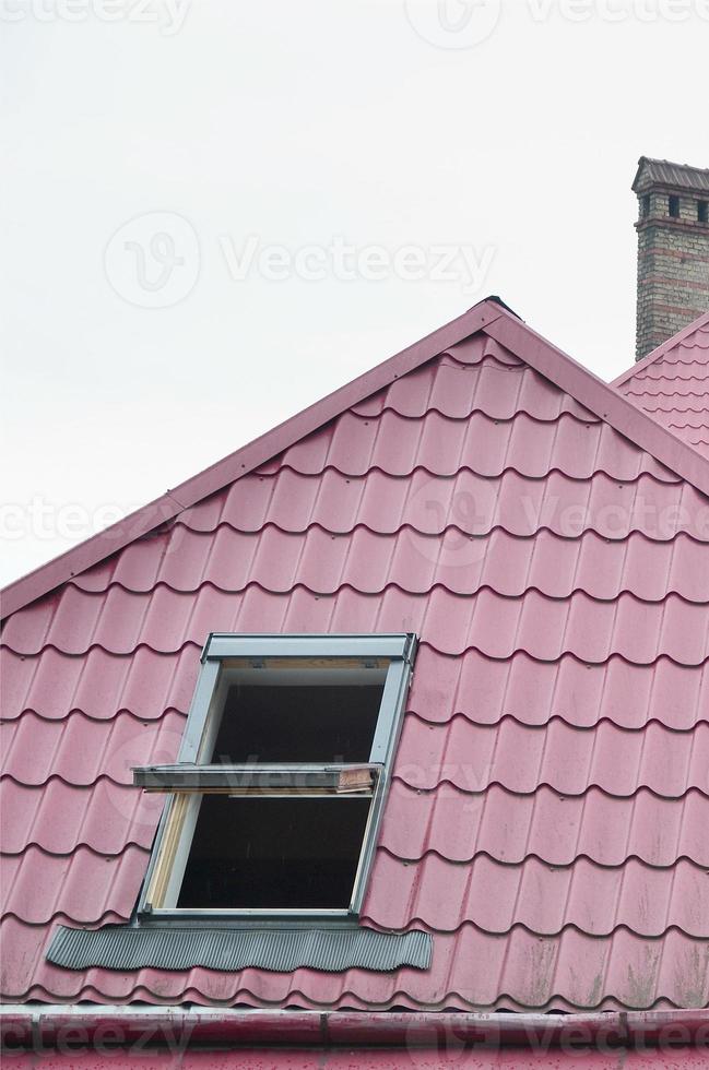 fragment van een metaal dak van de hersteld oud meerdere verdiepingen gebouw in leven, Oekraïne foto