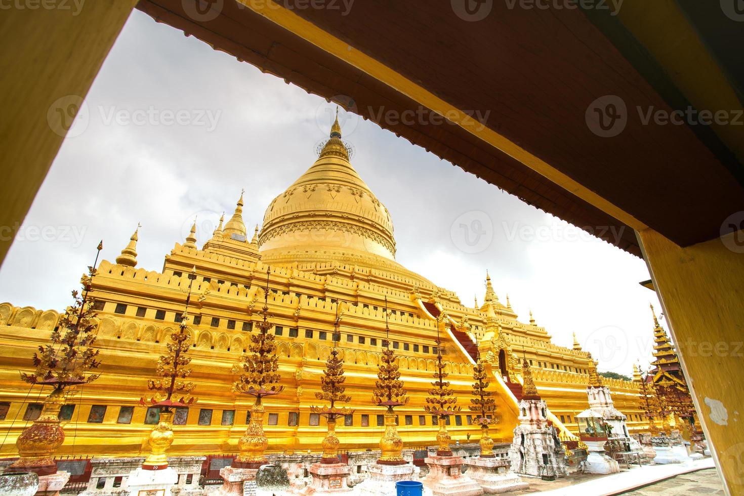shwezigon pagode, of shwezigon betalen, een boeddhistisch tempel gelegen in nyaung-u, een stad- in de buurt bagan, mandalay regio, Myanmar foto