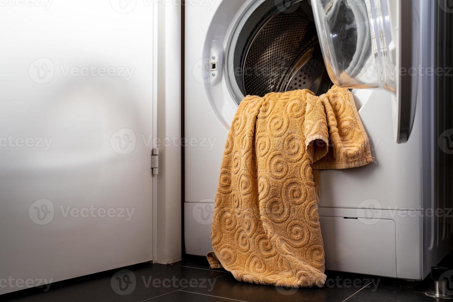 wasserij in een Open het wassen machine in de badkamer foto