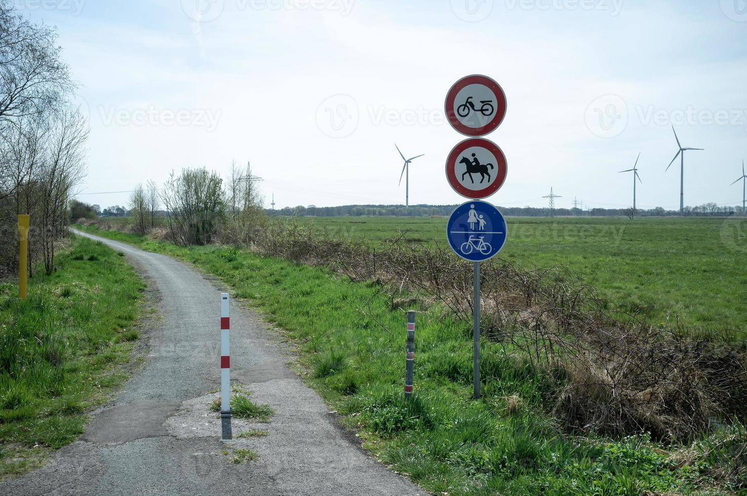 toestemming tekens voor paard rijden, wandelen, wielersport en rijden een scooter Aan de weg. foto