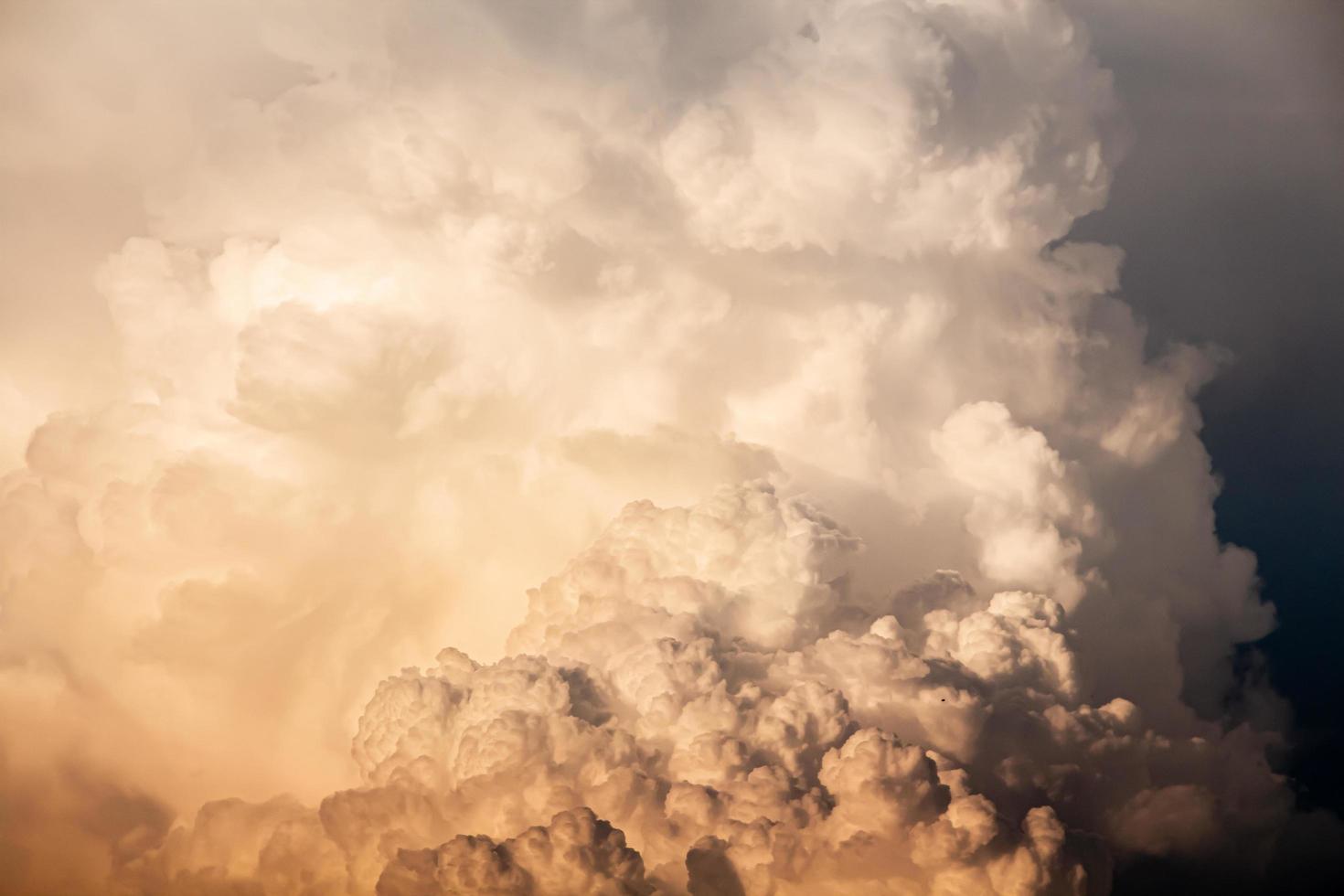 een oranje wolk gevormd een regen wolk een avond foto