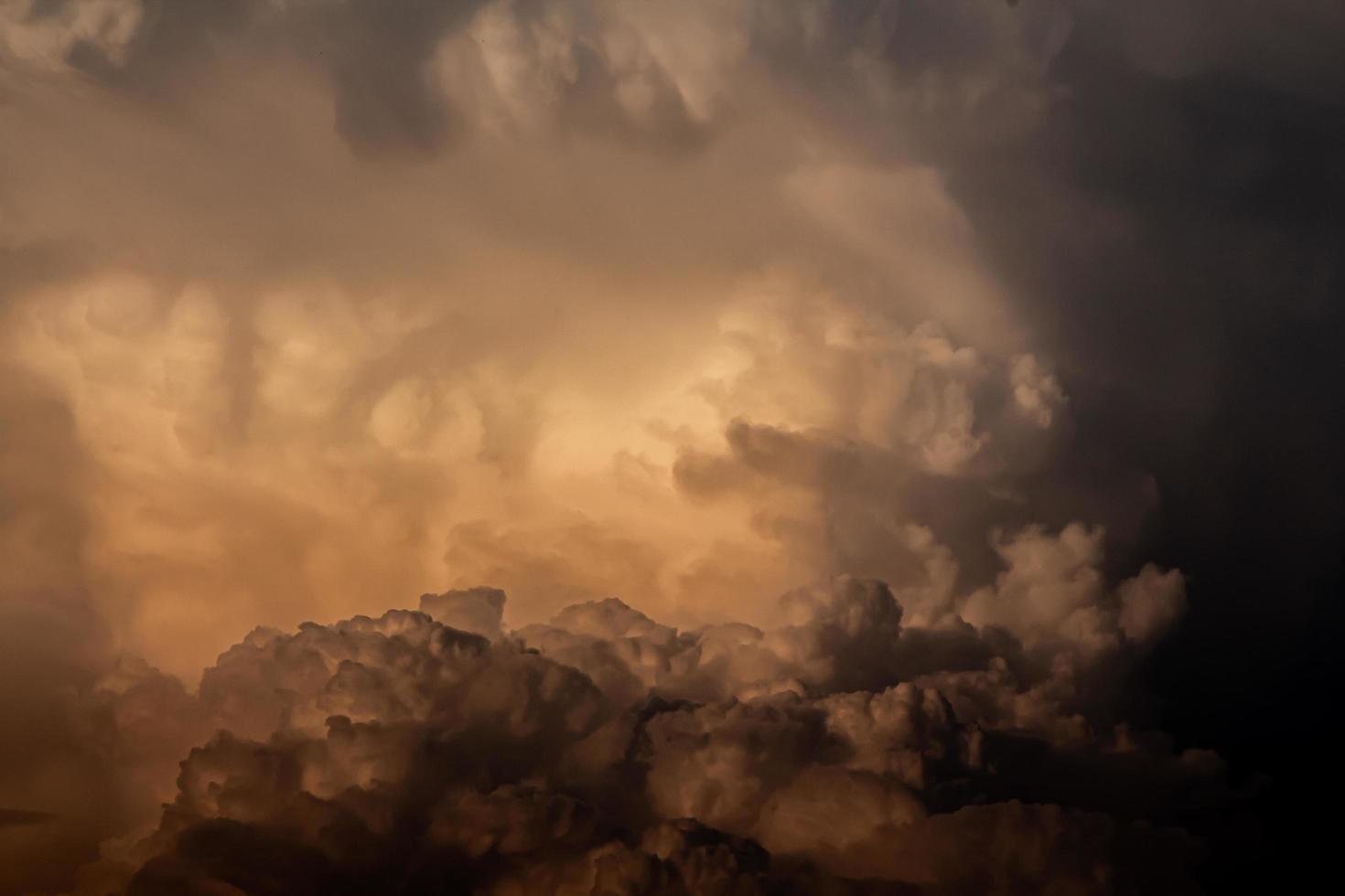 een oranje wolk gevormd een regen wolk een avond foto