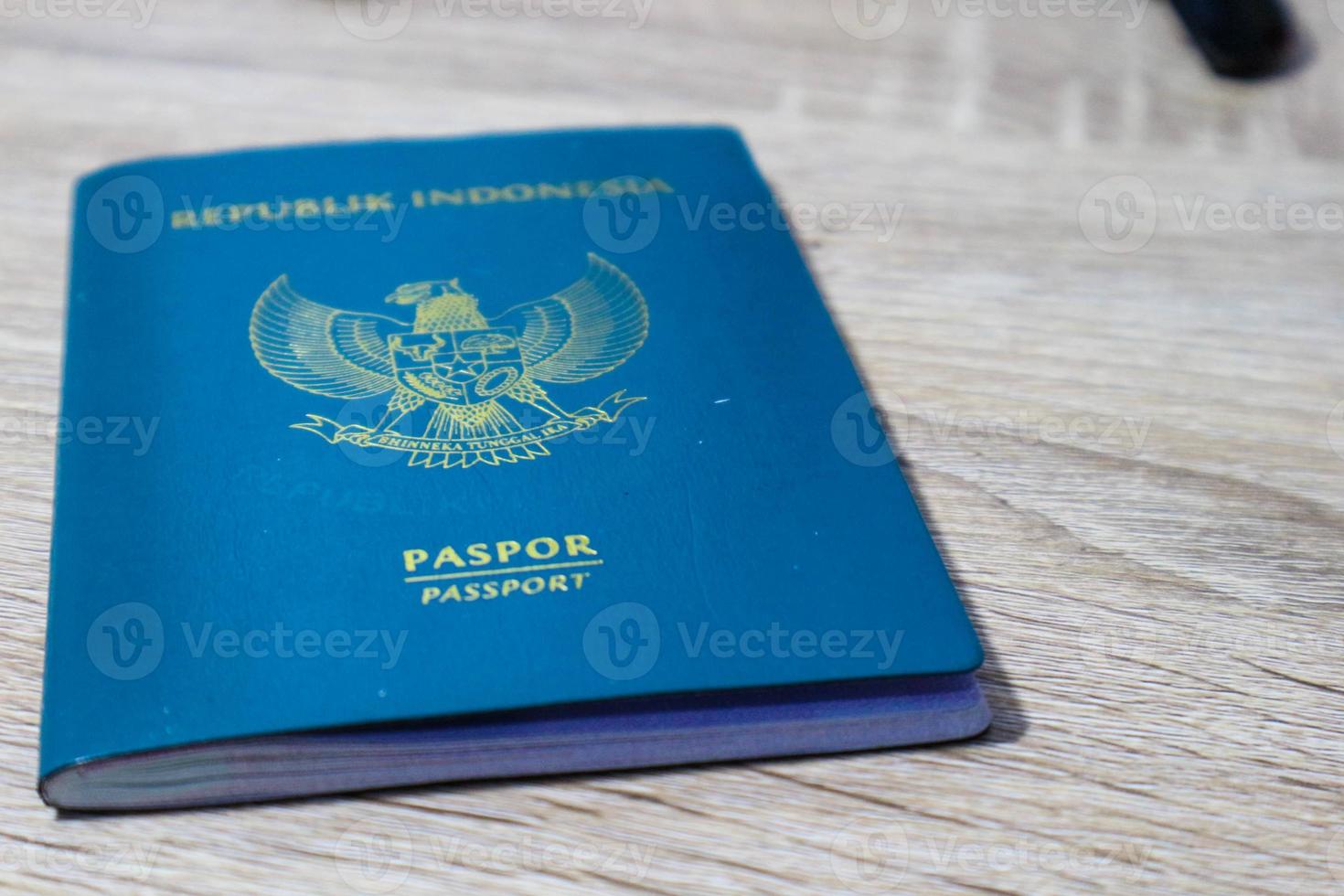 Indonesisch groen paspoort Aan een houten tafel. foto