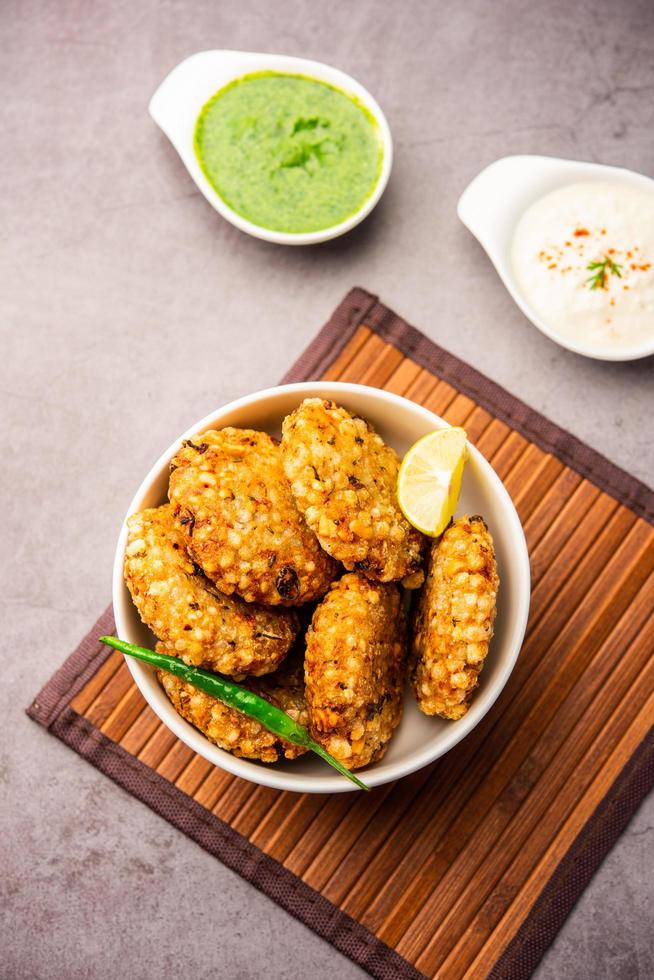 sabudana wada of shabudana vada gebeld in Indië gemaakt van sago en geserveerd met chutney foto