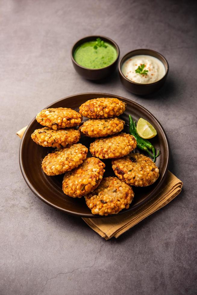 sabudana wada of shabudana vada gebeld in Indië gemaakt van sago en geserveerd met chutney foto