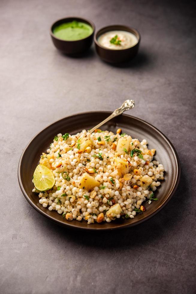 sabudana kichadi - een authentiek schotel van maharashtra gemaakt met sago zaden, geserveerd met wrongel foto