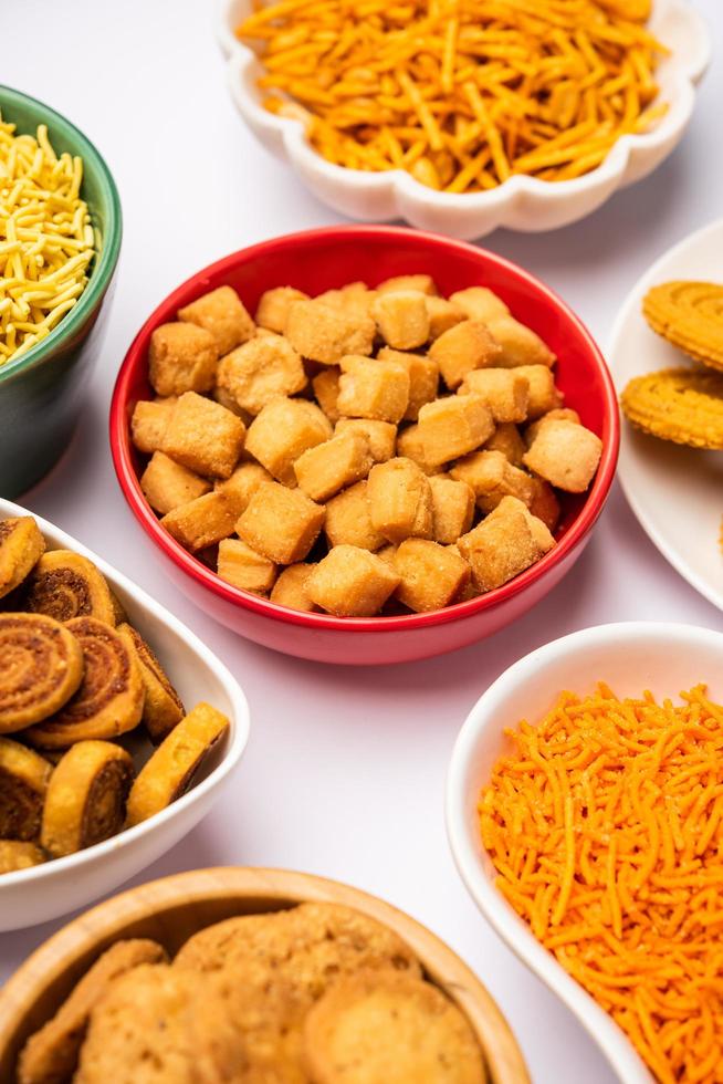 Indisch thee tijd snacks in groep. sev, chivda, farsan, mengsel, bakarwadi geserveerd in verschillend kommen foto