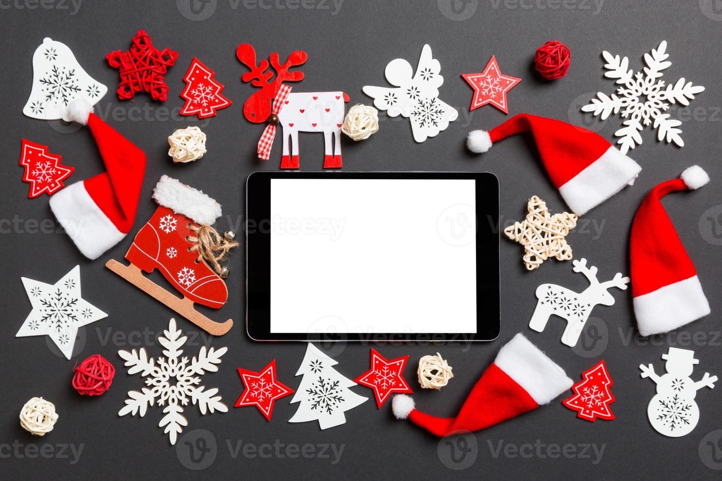 top visie van digitaal tablet. nieuw jaar decoraties Aan zwart achtergrond. vrolijk Kerstmis concept foto