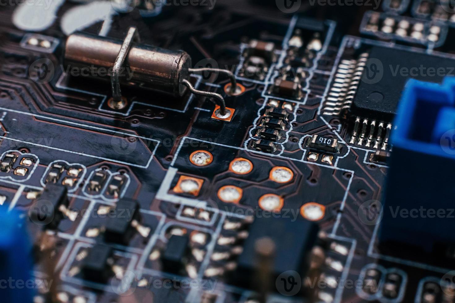 stroomkring bord reparatie. elektronisch hardware modern technologie. moederbord digitaal persoonlijk computer chippen. tech wetenschap achtergrond. geïntegreerde communicatie verwerker. informatie bouwkunde bestanddeel foto