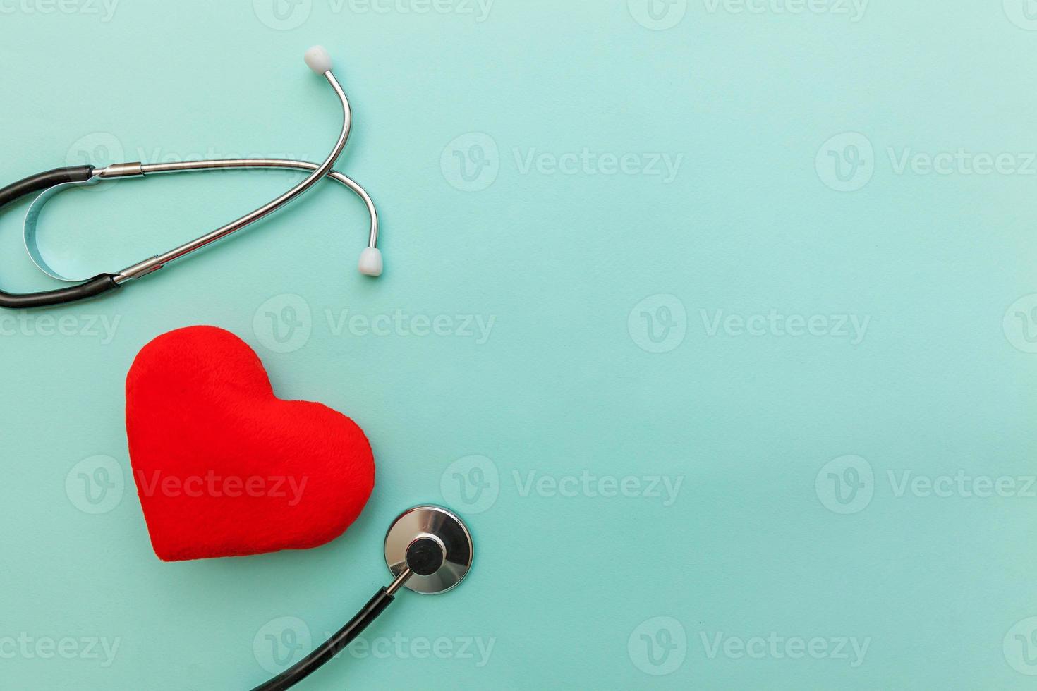 geneeskunde uitrusting stethoscoop of phonendoscope en rood hart geïsoleerd Aan modieus pastel blauw achtergrond. instrument apparaat voor dokter. Gezondheid zorg leven verzekering concept foto