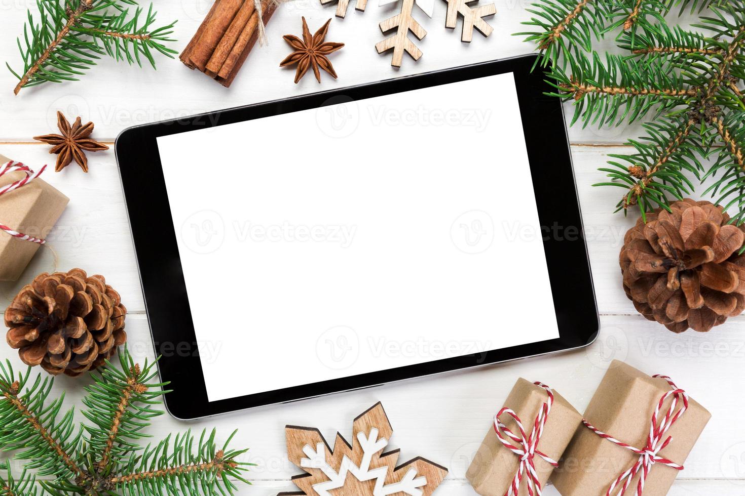 digitaal tablet bespotten omhoog met rustiek Kerstmis houten achtergrond decoraties voor app presentatie. top visie met kopiëren ruimte foto