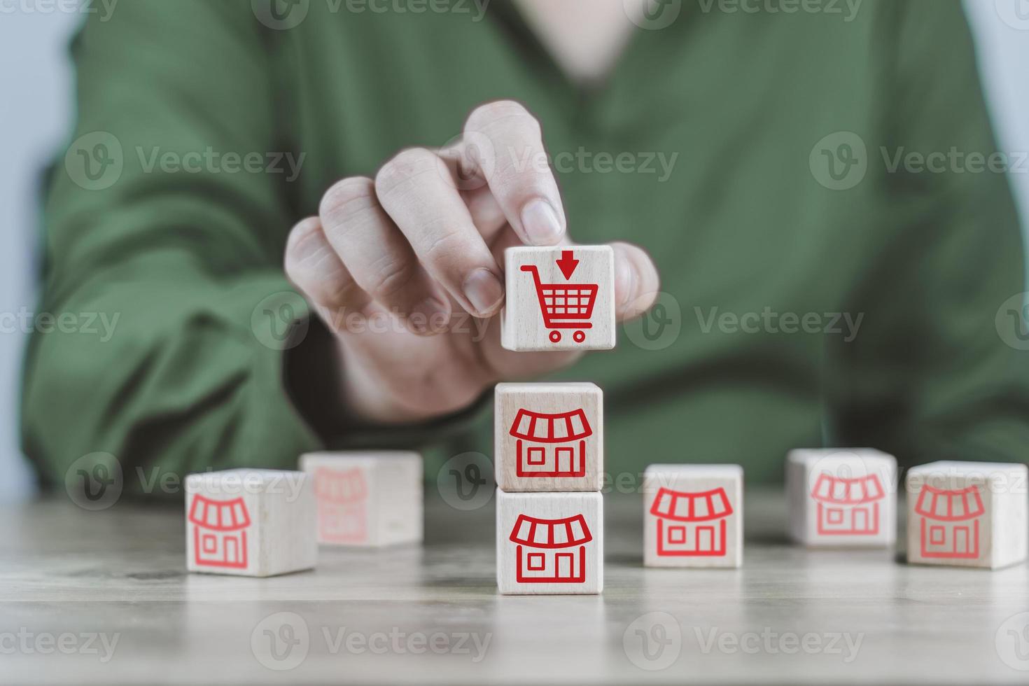 boodschappen doen online en betaling concept kubus hout tonen naar toegang online boodschappen doen via de internet systeem dat is vers en snel en kan ook gedrag financieel transacties. foto