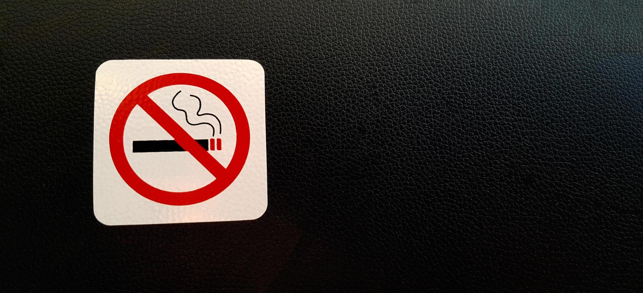 Doen niet rook teken of symbool Aan zwart leer achtergrond of behang met kopiëren ruimte. streng plaats of Oppervlakte niet toestaan roken. regel concept foto