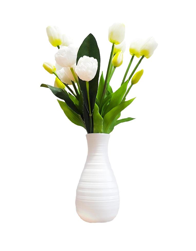 vers wit tulp bloem boeket in vaas geïsoleerd Aan wit achtergrond met knipsel pad en maken selectie. schoonheid van flora en mooi voorwerp voor decoratie tafel, huis of huis. sier- bloemen foto