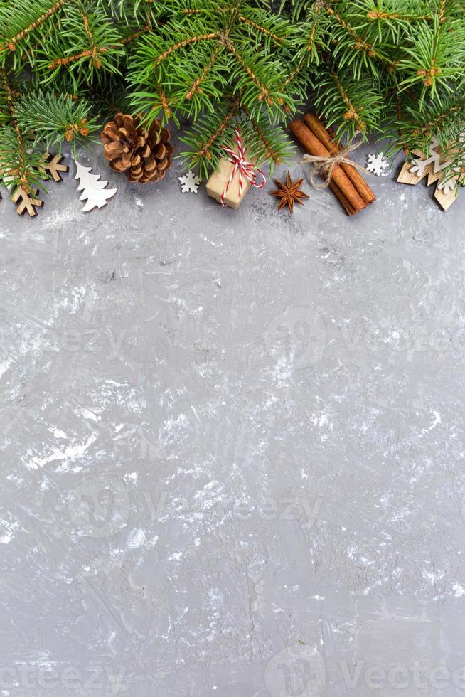 Kerstmis achtergrond met Spar boom en geschenk doos Aan houten tafel. top visie met kopiëren ruimte voor uw ontwerp foto