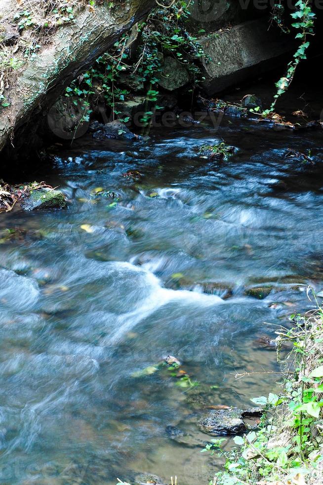 de stormachtig bievre rivier- foto