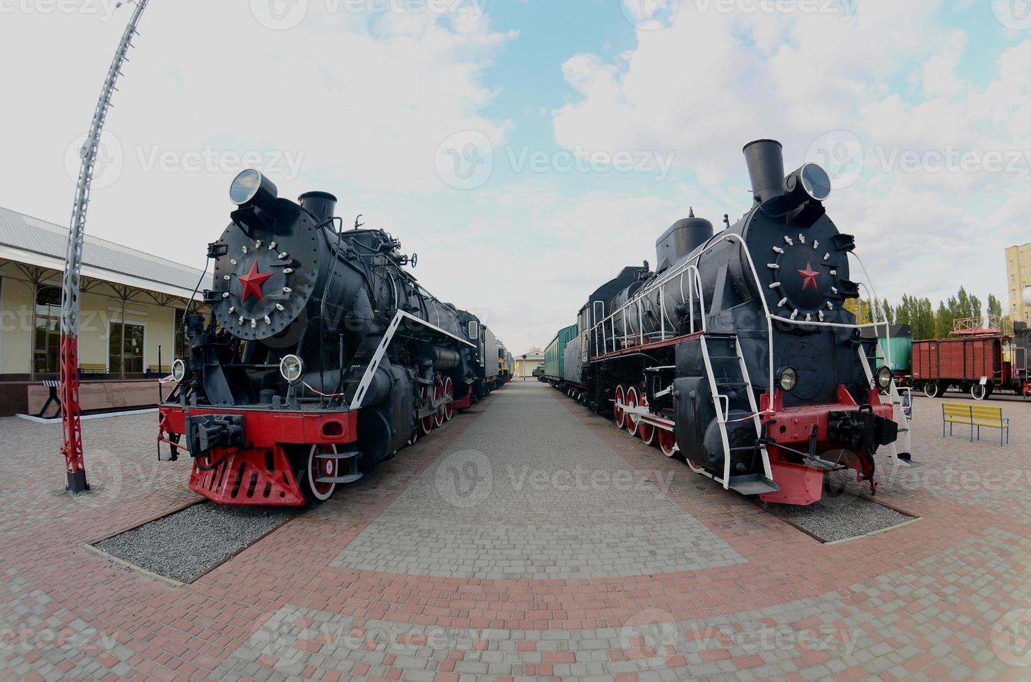 foto van oud zwart stoom- locomotieven van de Sovjet unie. sterk vervorming van de vissenoog lens