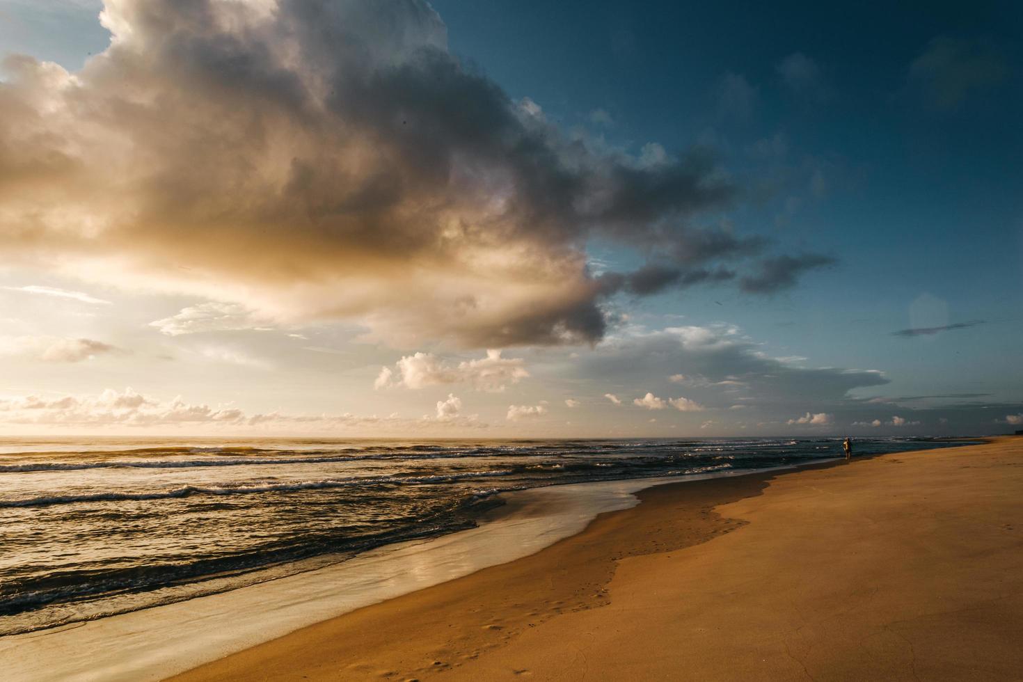 rustig strand bij zonsondergang foto