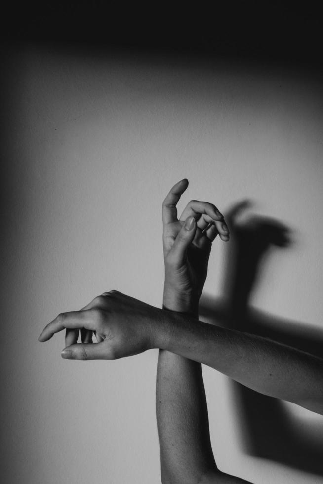 grijswaardenfoto van iemands handen foto