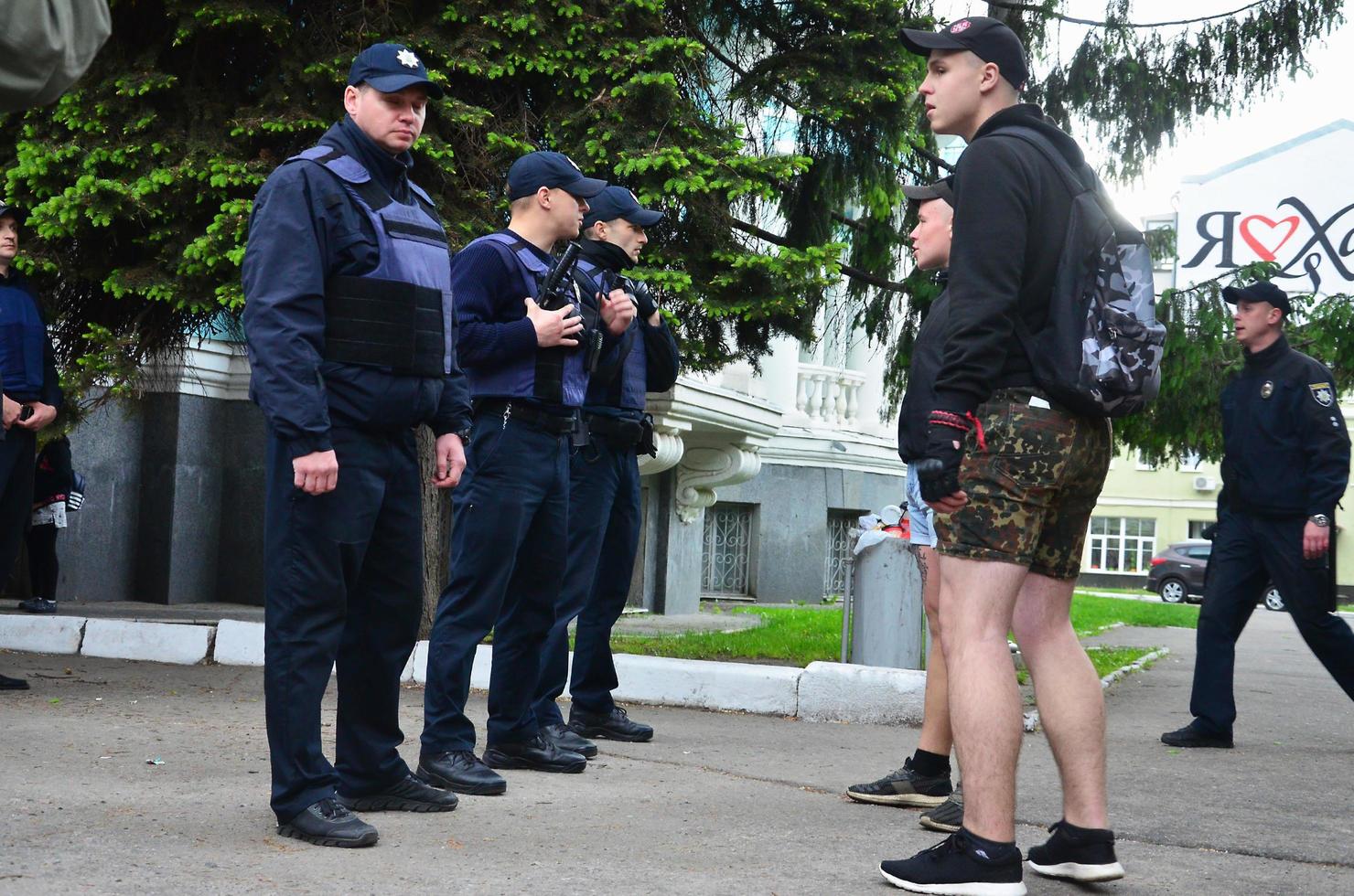 Charkov. Oekraïne - mei 17, 2022 conflict tussen de Politie en de organisatie van nazi's en patriotten gedurende de verspreiding van de eerste lgbt actie in Charkov foto