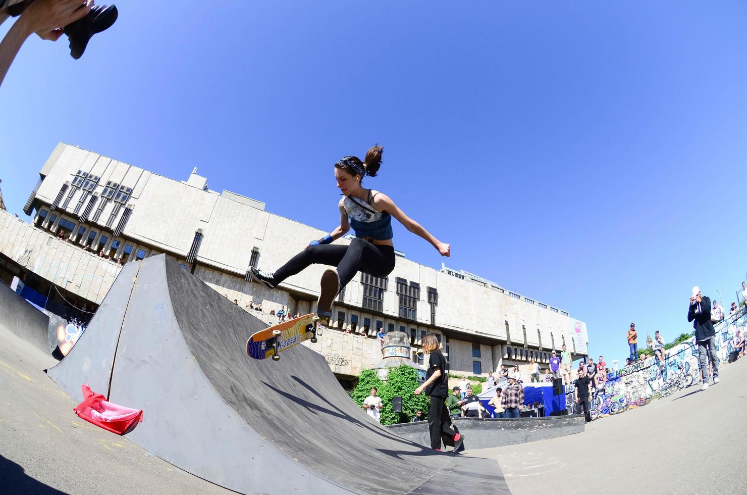 Charkov, Oekraïne - 27 kunnen, 2022 skateboarden wedstrijd in buitenshuis vleet park gedurende de jaar- festival van straat culturen foto