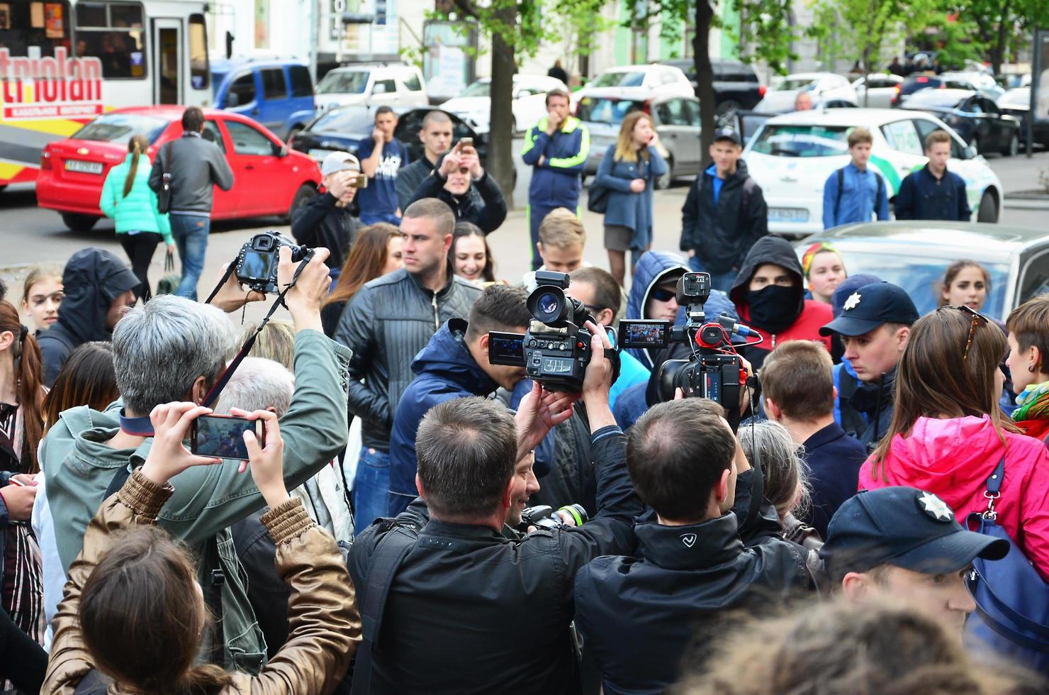 Charkov, Oekraïne - mei 17, 2022 de organisatie van oekraïens nazi's en oostelijk corps patriotten verstoort de eerste lgbt actie in Charkov. hooligans en ultras tegen de bestaan van minderheden foto