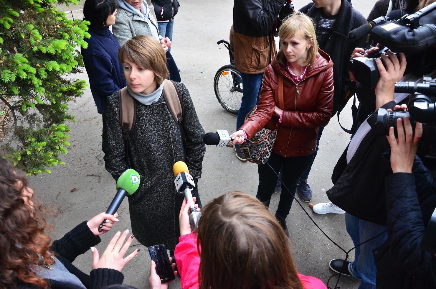 Charkov. Oekraïne - mei 17, 2022 deelnemers van de eerste lgbt actie in Charkov geven Sollicitatiegesprekken over een niet verwacht aanval en verstoring van de evenement foto