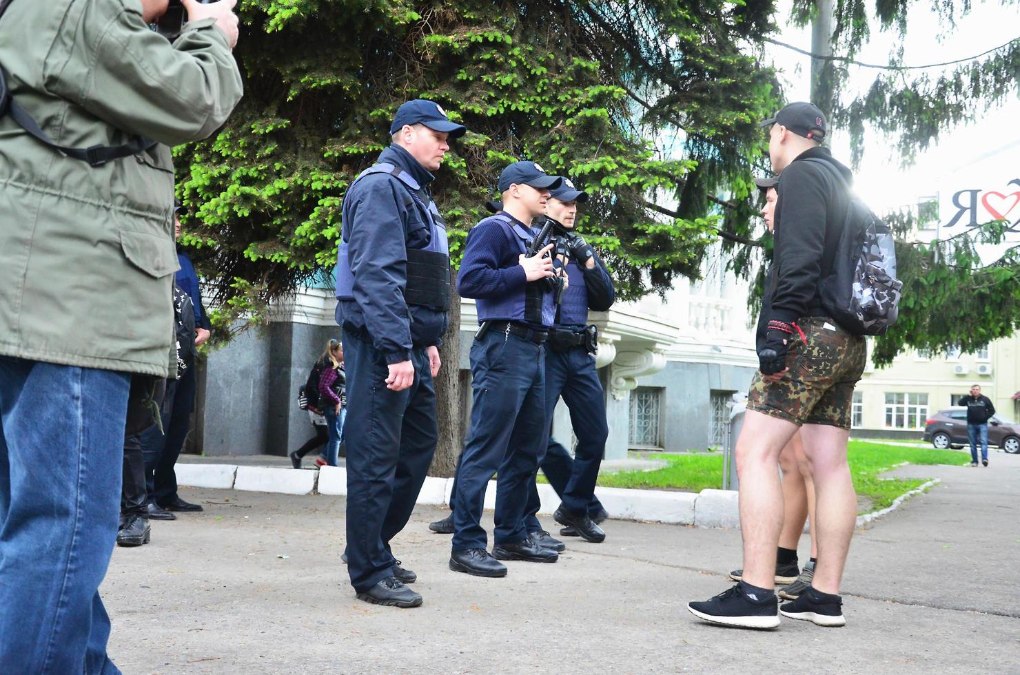 Charkov. Oekraïne - mei 17, 2022 conflict tussen de Politie en de organisatie van nazi's en patriotten gedurende de verspreiding van de eerste lgbt actie in Charkov foto