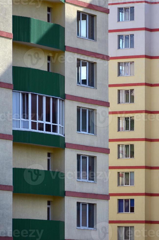 nieuw of kort geleden voltooid meerdere verdiepingen woon- gebouw met ramen en balkons. Russisch type van huis gebouw foto