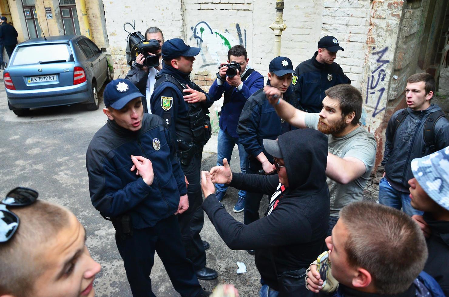 Charkov. Oekraïne - mei 17, 2022 conflict tussen de Politie en de organisatie van nazi's en patriotten gedurende de verspreiding van de eerste lgbt actie in Charkov foto