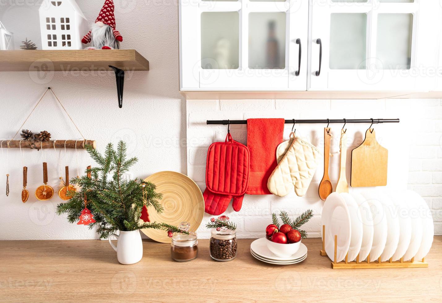 de concept van nieuw jaar decor van een modern keuken in licht kleuren. voorkant visie van de aanrecht met keuken gereedschap en decoraties foto