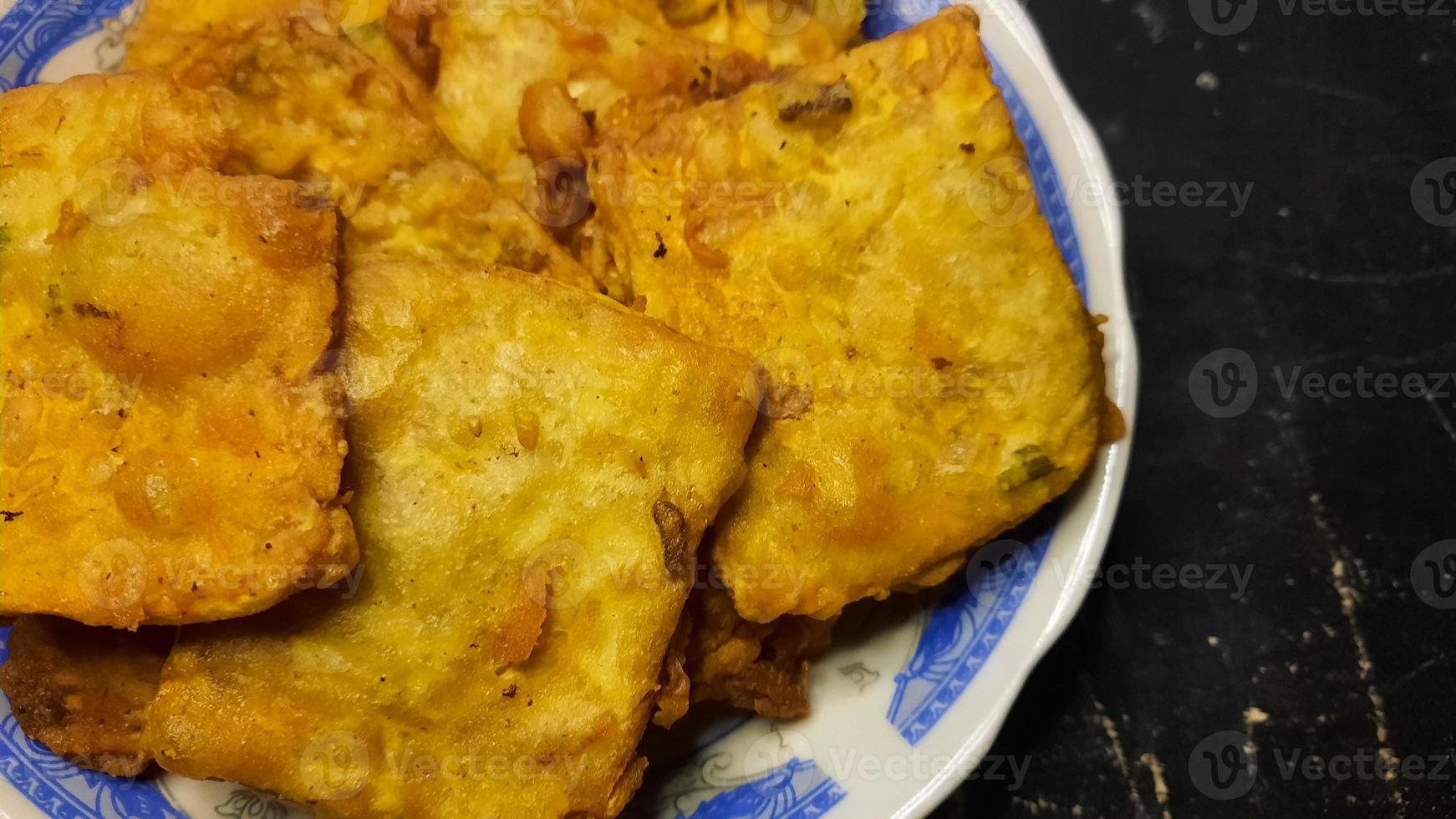 eigengemaakt gebakken tempeh Aan een zwart achtergrond 02 foto