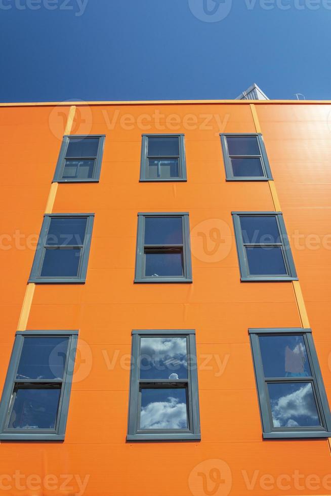 de facade van de huis is gedekt met oranje vinyl film foto