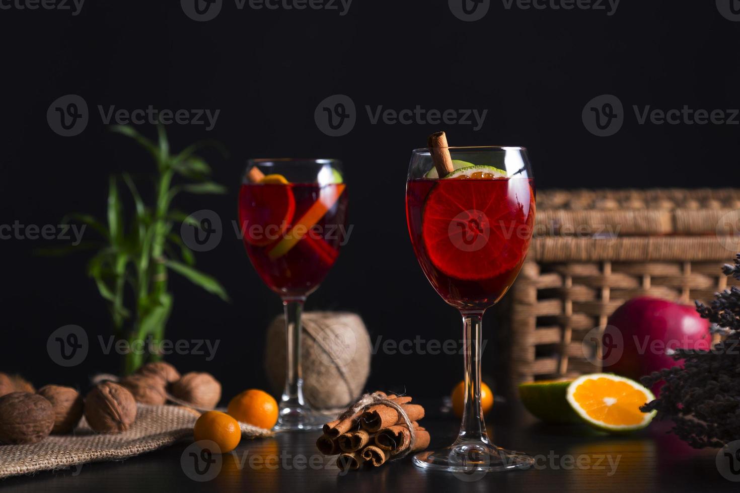 eigengemaakt rood wijn sangria in wijn bril met plakjes van fruit, selectief focus. nog steeds leven foto