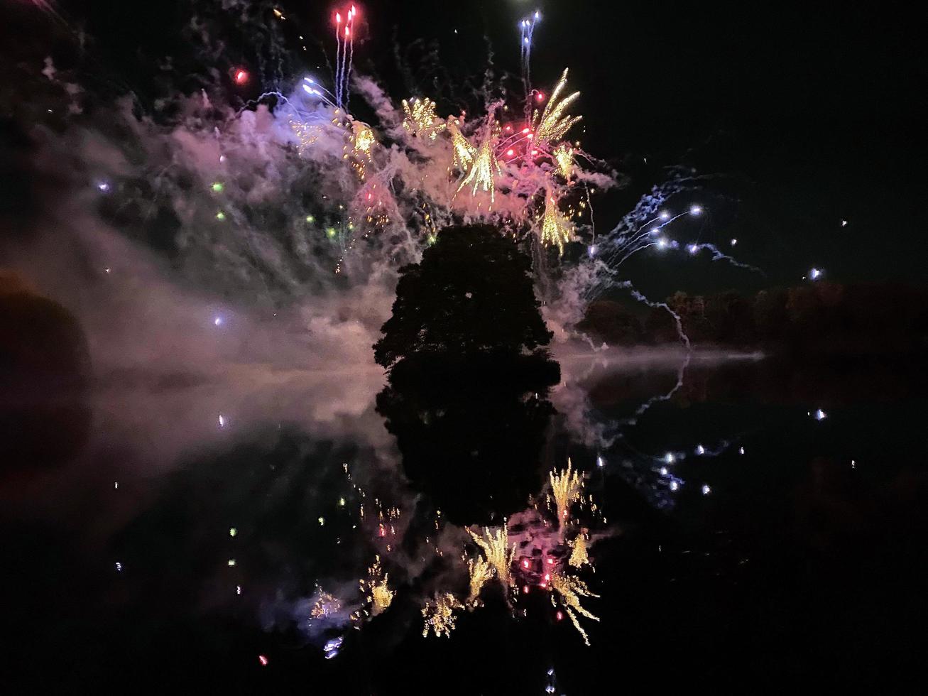 een visie van een vuurwerk Scherm Bij alderford meer in heksenkerk foto