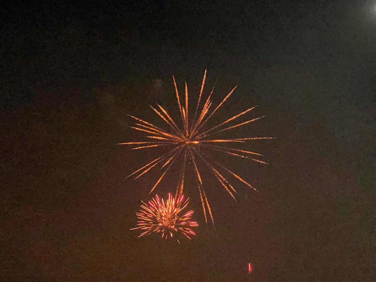 een visie van een vuurwerk Scherm Bij alderford meer in heksenkerk foto