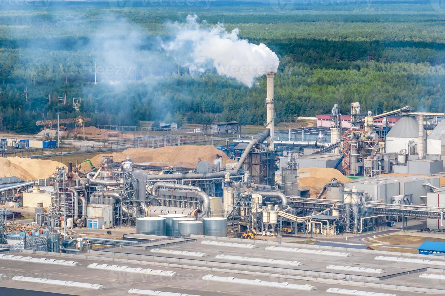 luchtfoto op leidingen van chemische onderneming plant. luchtvervuiling concept. industrieel landschap milieuvervuiling afval van thermische elektriciteitscentrale foto